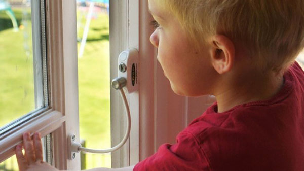 Защита от детей на окна, ограничивающая открывание створки